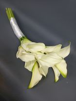 Фото флориста 1: Букет невесты из 11 белых калл с белой лентой