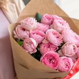 Маленькое фото 2: Букет из 15 пионовидных розовых роз в крафте, 50 см, Эквадор. Сервис доставки цветов AzaliaNow
