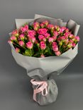 Фото флориста 1: Букет из 21 малиновой кустовой розы в серо-фиолетовой пленке