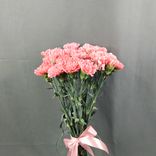 Фото флориста 1: Букет из 25 розовых гвоздик с лентой