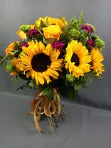 Фото флориста 2: Букет из роз, подсолнухов, гвоздик, хризантем «Жозефина»
