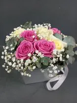 Фото флориста 3: Букет из белых и розовых роз в коробке «Повезло»