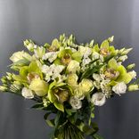 Фото флориста 1: Букет из роз, орхидей, альстромерий и хризантем «Великолепный»