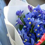 Маленькое фото 4: Букет из 35 синих ирисов в белой бумаге. Сервис доставки цветов AzaliaNow