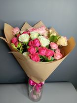 Букет из 9 кустовых роз микс в крафте. Фото флориста - 0