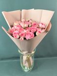 Фото флориста 2: Букет из 11 кустовых розовых роз в крафте с лентой