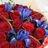 Маленькое фото 5: Букет из 20 красных роз и 7 синих ирисов в бумаге