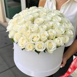 Маленькое фото 1: Букет из 51 белой розы в коробке, 40 см, Россия. Сервис доставки цветов AzaliaNow