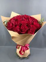 Фото флориста 1: Букет из 35 красных роз в крафте с лентой, 50 см, Россия