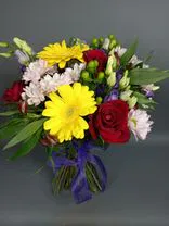 Фото флориста 1: Букет из гербер, роз, хризантем, лизиантусов «Арина»