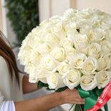 Маленькое фото 2: Букет из 51 белой розы с зеленой лентой, 60 см, Россия. Сервис доставки цветов AzaliaNow