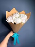 Фото флориста 4: Букет из 5 белых пионов в крафте с зеленой лентой