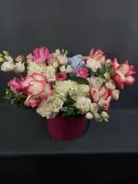 Фото флориста 1: Букет из роз, гортензий, гвоздик, оксипеталума «Отражение»