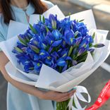 Маленькое фото 1: Букет из 45 синих ирисов в белой бумаге. Сервис доставки цветов AzaliaNow