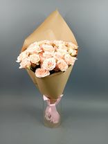 Фото флориста 1: Букет из 11 кустовых розовых роз в крафте