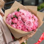 Маленькое фото 1: Букет из 25 пионовидных розовых роз в крафте, 50 см, Эквадор. Сервис доставки цветов AzaliaNow