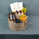 Фото флориста 2: Подарочный набор «Осенний дар» из тыквы, сухоцветов, шоколада и ароматических свечей