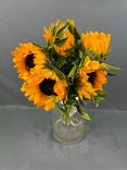 Фото флориста 1: Букет из 5 желтых подсолнухов с белой лентой