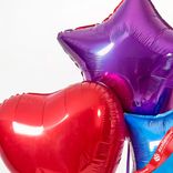 Маленькое фото 4: Композиция из 3 шаров с гелием, 1 красное сердце и 2 звезды, синяя и сиреневая