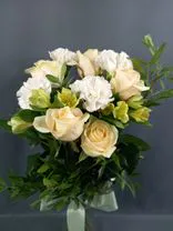 Фото флориста 1: Букет из кремовых роз, желтых гвоздик и статицы «Нежное прикосновение»