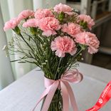 Маленькое фото 1: Букет из 11 розовых гвоздик с лентой. Сервис доставки цветов AzaliaNow