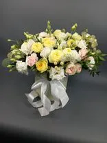 Фото флориста 1: Акция! Букет из роз, гвоздик, лизиантусов и ранункулюсов «Зефирка в коробке»