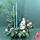 Маленькое фото 1: Новогодняя композиция «Еловые ветки с ангелом и свечами», D 30 см x H 50 см