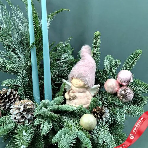 Фото 3: Новогодняя композиция «Еловые ветки с ангелом и свечами», D 30 см x H 50 см