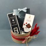 Фото флориста 2: Подарочный набор «Любимому человеку», конфеты, шоколадка и 2 аромата