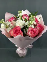 Фото флориста 4: Букет из роз, гвоздик и статицы «Секрет сердца»