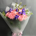 Фото флориста 1: Букет из 15 розовых роз и 6 синих ирисов в пленке с зеленью