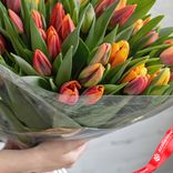 Маленькое фото 5: Букет из 45 тюльпанов в пленке с зеленью