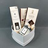 Фото флориста 2: Подарочный набор «Чеховская коллекция» с шоколадом, диффузором и свечой