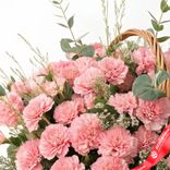 Маленькое фото 4: Букет из 35 розовых гвоздик в корзине с эвкалиптом. Сервис доставки цветов AzaliaNow
