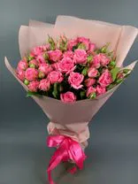 Фото флориста 5: Букет из 11 кустовых розовых роз в крафте с лентой
