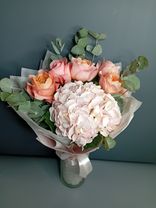 Фото флориста 2: Акция! Букет из розовых роз, гортензии, эвкалипта «Желаю тебе»