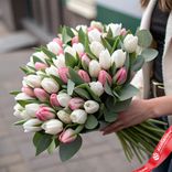 Маленькое фото 1: Роскошная пастель: 50 бело-розовых тюльпанов с фисташкой. Сервис доставки цветов AzaliaNow