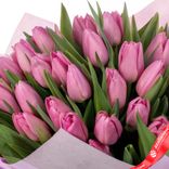 Маленькое фото 5: Букет из 30 розовых тюльпанов в сиреневой бумаге с лентой. Сервис доставки цветов AzaliaNow