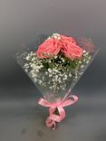 Фото флориста 1: Букет из 3 розовых роз с гипсофилой в цветной пленке с лентой, 50 см, Эквадор