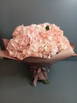 Букет из 9 розовых гортензий в розовой бумаге. Фото флориста - 0