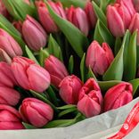 Маленькое фото 5: Букет из 30 розовых тюльпанов в белой бумаге с лентой. Сервис доставки цветов AzaliaNow