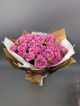 Фото флориста 2: Букет из 15 кустовых пионовидных розовых роз, в пленке с зеленью