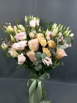 Фото флориста 1: Букет из роз и лизиантусов «Изысканный комплимент»