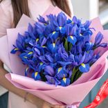 Маленькое фото 1: Букет из 45 синих ирисов в розовой бумаге. Сервис доставки цветов AzaliaNow