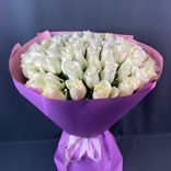 Фото флориста 1: Букет из 75 белых роз в фиолетовой пленке