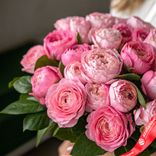 Маленькое фото 2: Букет из 25 пионовидных розовых роз, 50 см, Эквадор. Сервис доставки цветов AzaliaNow