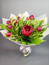 Фото флориста 1: Букет из 9 красных пионов и эвкалипта в крафте