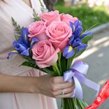 Маленькое фото 1: Букет из 5 розовых роз и 4 синих ирисов с лентой