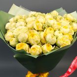 Маленькое фото 3: Букет из 25 желтых кустовых пионовидных роз, «Пиони Баблс» в пленке