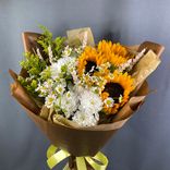 Фото флориста 2: Букет «Осенний поцелуй» в крафте с зеленой лентой